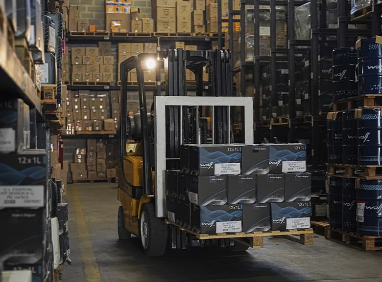 Montacarga en almacén